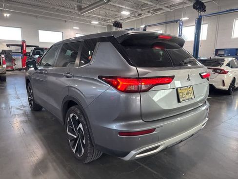 Used 2023 Mitsubishi Outlander SE image 2