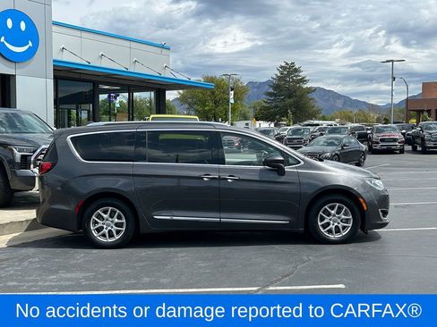 Used 2020 Chrysler Pacifica Touring-L FWD image 2