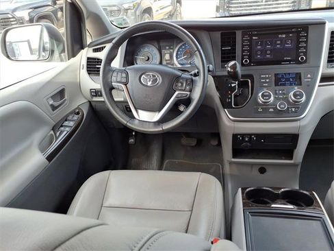 Used 2020 Toyota Sienna image 4
