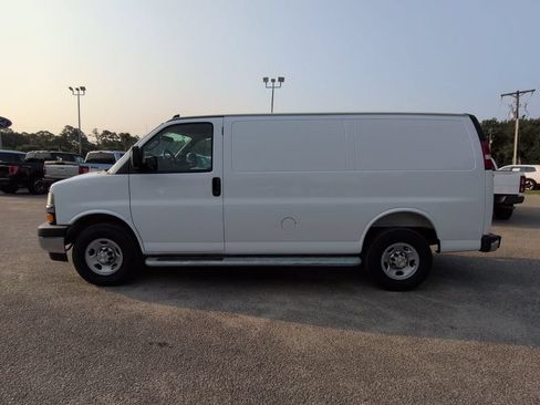 Used 2025 Chevrolet Express 2500 w/ Driver Convenience Package RWD image 7