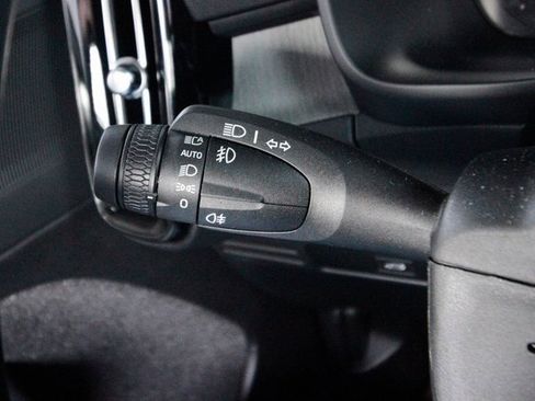 Certified 2025 Volvo XC40 B5 Plus image 18