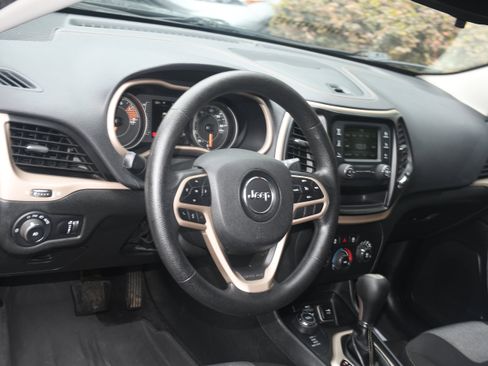 Used 2018 Jeep Cherokee Latitude AWD/4WD image 8