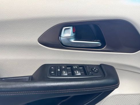 Used 2019 Chrysler Pacifica Touring Plus w/ Tire & Wheel Group FWD image 21