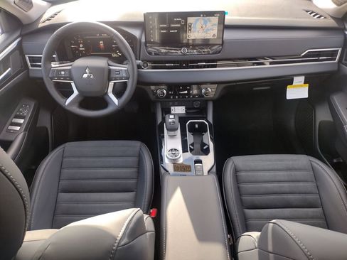 New 2026 Mitsubishi Outlander SE image 2