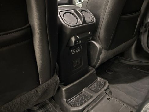 Used 2019 Jeep Wrangler Unlimited Sahara image 32