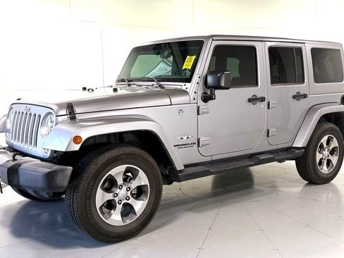 Used 2017 Jeep Wrangler Unlimited Sahara w/ Connectivity Group image 10