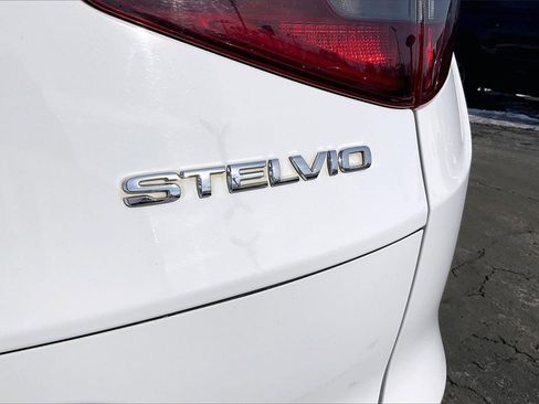 Used 2022 Alfa Romeo Stelvio Veloce image 7