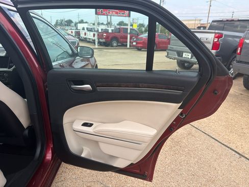 Used 2018 Chrysler 300 Limited RWD image 20