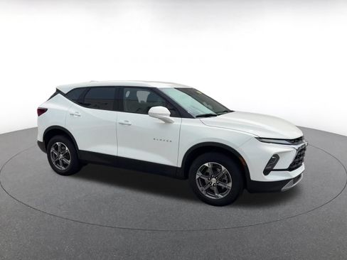 Used 2025 Chevrolet Blazer LT FWD image 2