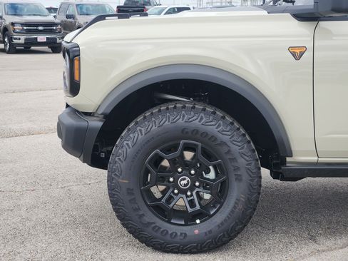 New 2026 Ford Bronco Badlands w/ Black Appearance Package AWD/4WD image 6