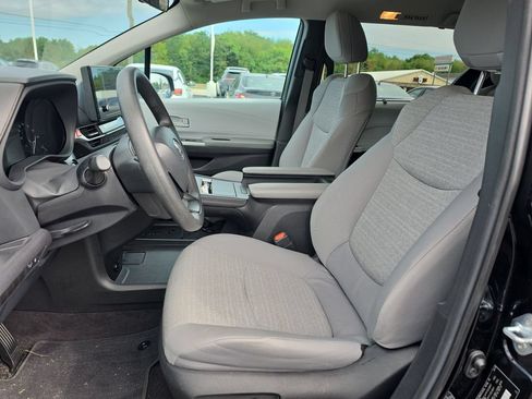 Used 2025 Toyota Sienna LE FWD image 10