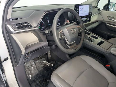 Certified 2022 Toyota Sienna XLE FWD image 14