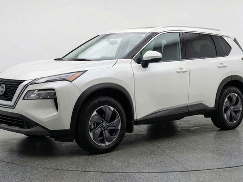 Used 2025 Nissan Rogue SV image 3