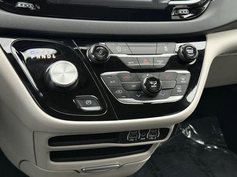 Used 2024 Chrysler Voyager LX image 18