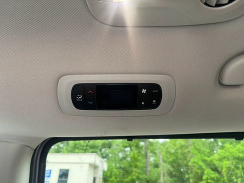 Used 2017 Chrysler Pacifica Touring-L FWD image 22