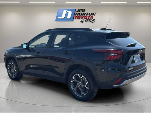 Used 2025 Chevrolet Trax LT FWD image 7