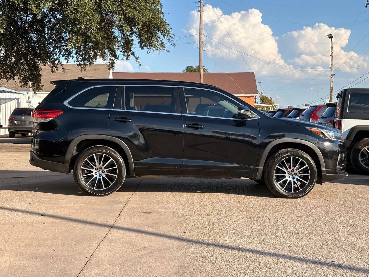 Used 2018 Toyota Highlander SE FWD image 2