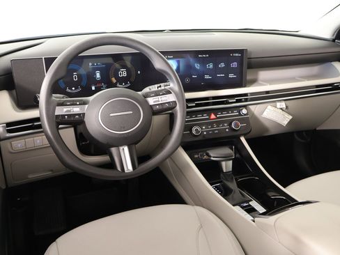 Certified 2025 Hyundai Tucson SE image 2