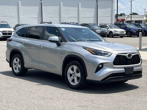 Used 2024 Toyota Highlander LE AWD/4WD image 15