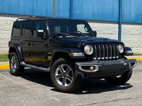 Used 2018 Jeep Wrangler Unlimited Sahara AWD/4WD image 3
