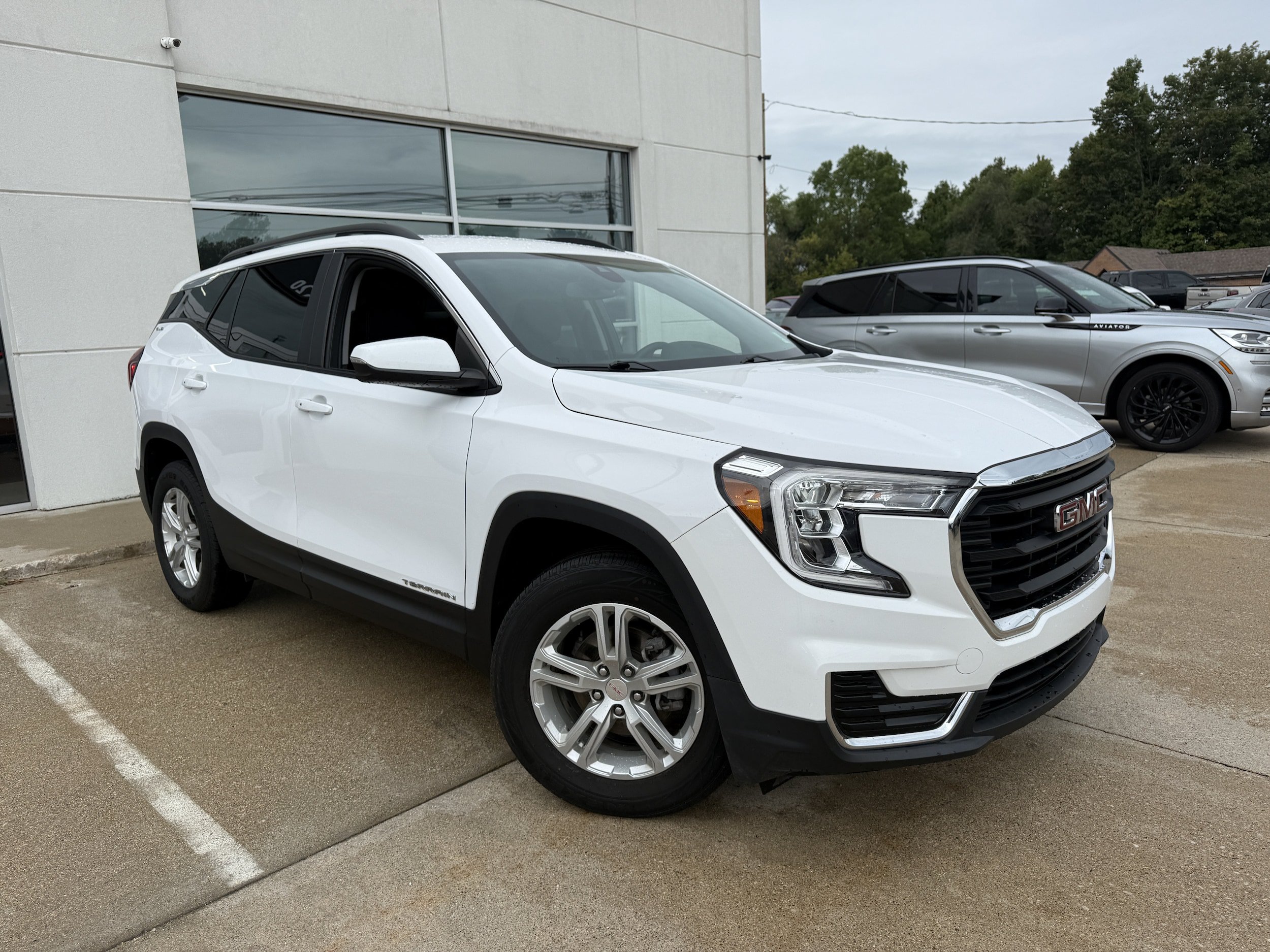 Used 2023 GMC Terrain SLE w/ Driver Convenience Package AWD/4WD image 4