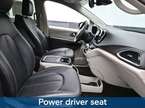 Used 2024 Chrysler Pacifica Touring-L FWD image 10