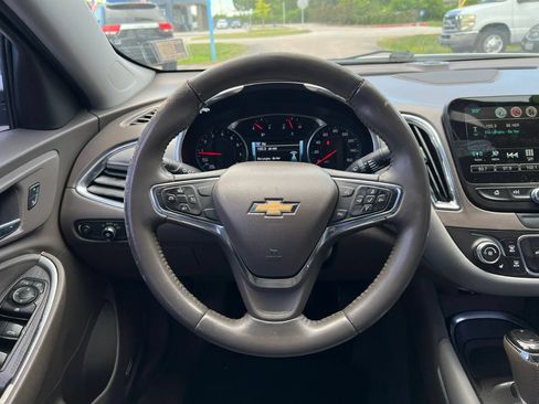 Used 2017 Chevrolet Malibu LT w/ Leather Package FWD image 18