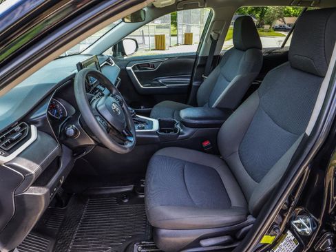 Used 2022 Toyota RAV4 LE AWD/4WD image 32