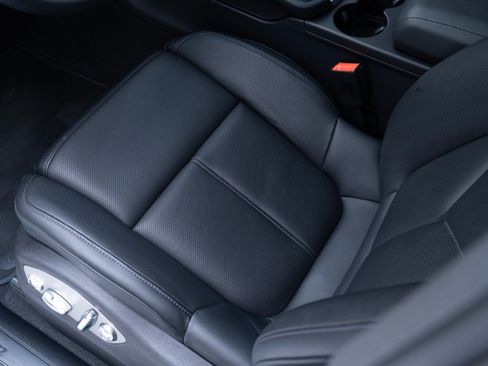 Certified 2025 Porsche Macan AWD/4WD image 16