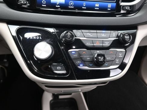 Used 2024 Chrysler Pacifica Touring-L FWD image 11