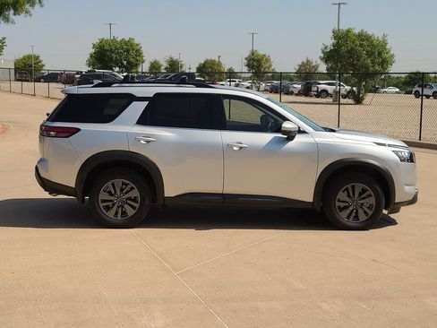 Certified 2024 Nissan Pathfinder SV FWD image 4
