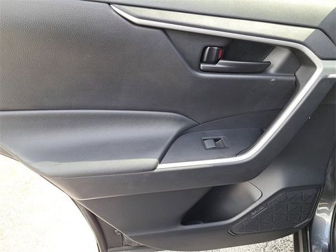 Used 2021 Toyota RAV4 LE image 10