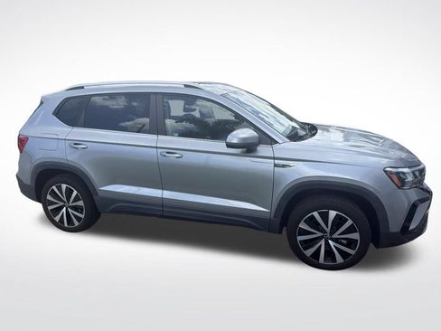 Used 2022 Volkswagen Taos SE FWD image 3
