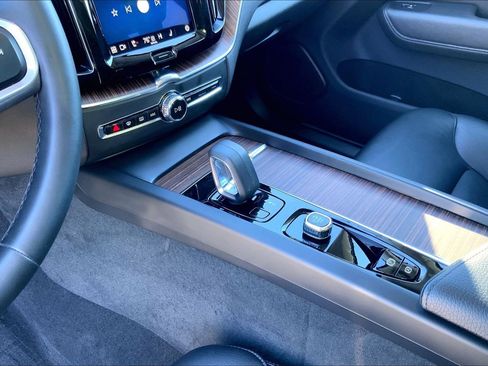 Used 2022 Volvo XC60 B5 Momentum w/ Climate Package image 15