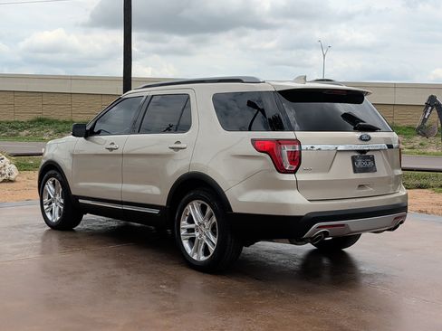 Used 2017 Ford Explorer XLT w/ Equipment Group 202A image 4