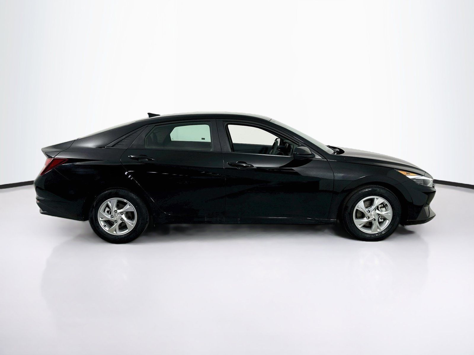 Used 2023 Hyundai Elantra SE FWD image 4