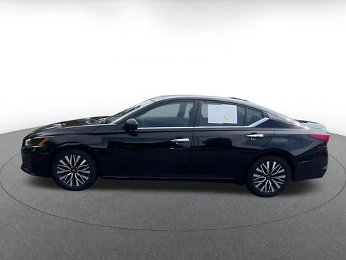 Used 2025 Nissan Altima 2.5 SV FWD image 8