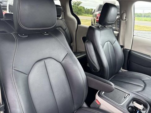 Used 2024 Chrysler Pacifica Touring-L FWD image 34