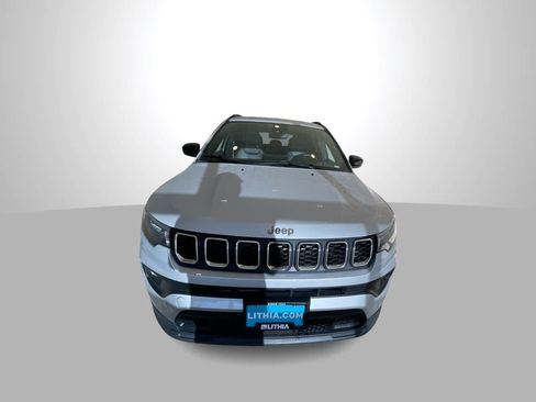Used 2024 Jeep Compass Latitude AWD/4WD image 3