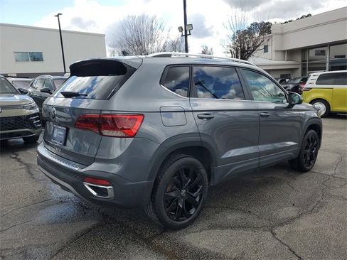 Certified 2023 Volkswagen Taos SE image 4
