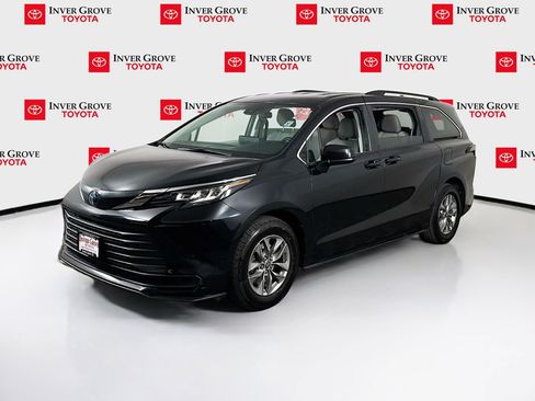 Used 2022 Toyota Sienna LE AWD/4WD image 1