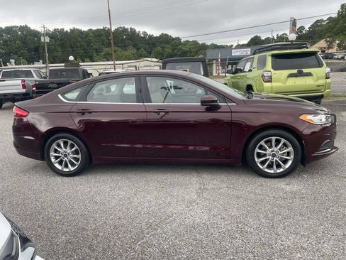 Used 2017 Ford Fusion SE w/ Fusion SE Technology Package FWD image 2