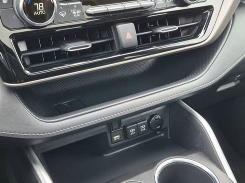 Used 2020 Toyota Highlander XLE AWD/4WD image 22