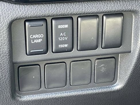 Used 2024 Nissan Titan SV w/ SV Convenience Package image 18