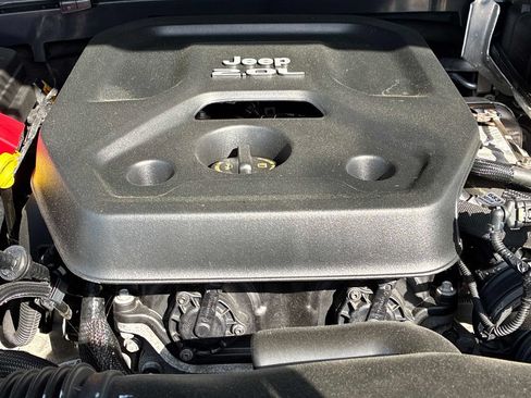 Used 2022 Jeep Wrangler Unlimited Sahara AWD/4WD image 18