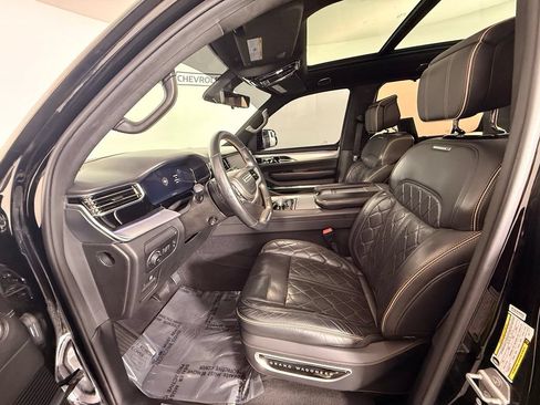 Used 2022 Jeep Grand Wagoneer Series III w/ Rear Seat Video Group 1 AWD/4WD image 25