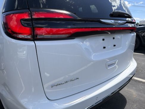 Used 2025 Chrysler Pacifica Select FWD image 8
