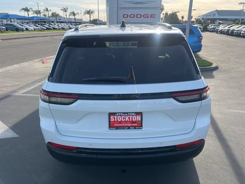 Used 2024 Jeep Grand Cherokee Altitude RWD image 17