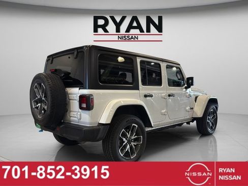 Used 2024 Jeep Wrangler Unlimited AWD/4WD image 17