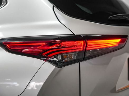 Used 2022 Toyota Highlander XLE AWD/4WD image 11